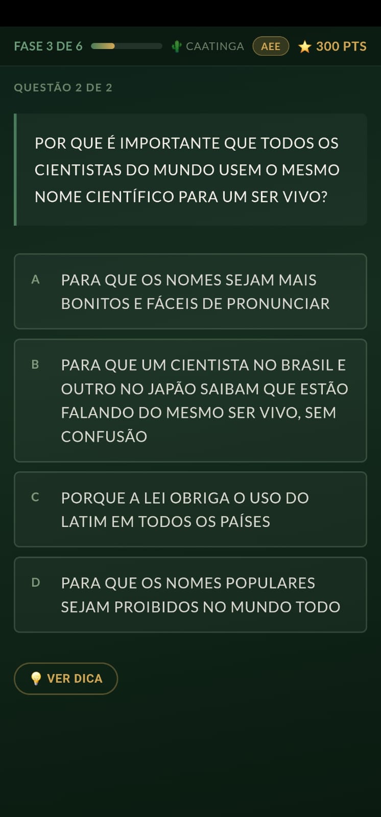 Versão AEE do Codex da Vida em ação: Fase 3 na Caatinga com badge AEE no HUD, texto em caixa alta e enunciado simplificado sobre nomenclatura científica